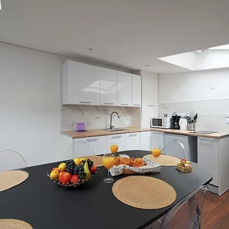 Large, Bright & Fully Renovated Close To Apartment
