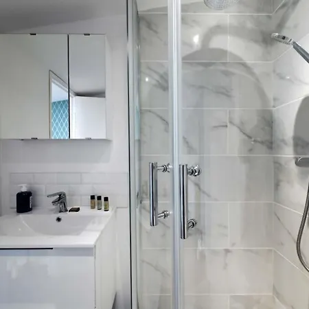 Large, Bright & Fully Renovated Close To Apartment