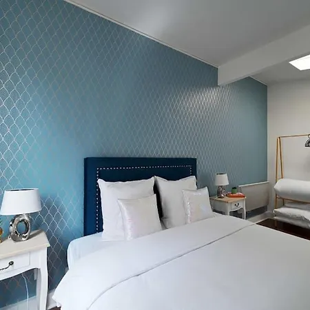 Large, Bright & Fully Renovated Close To * Versailles