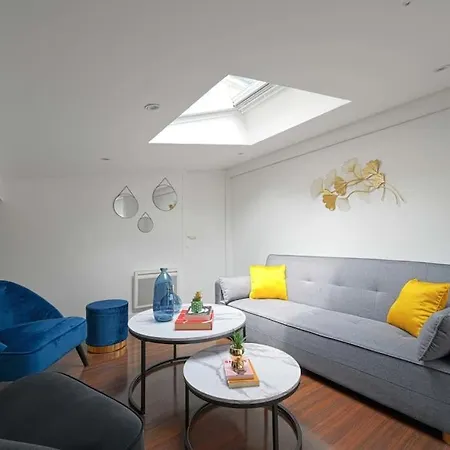 Large, Bright & Fully Renovated Close To Apartment