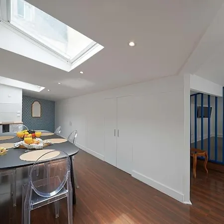 Apartment Large, Bright & Fully Renovated Close To *