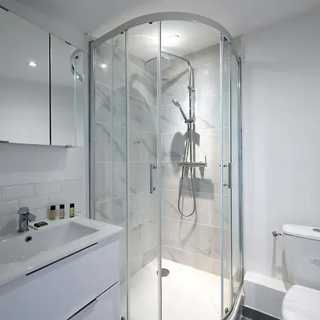 Large, Bright & Fully Renovated Close To Apartment *