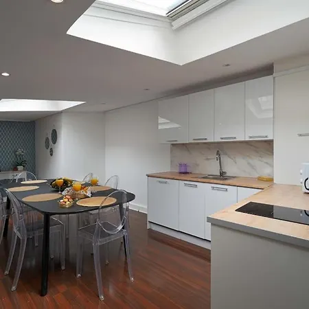 Apartment Large, Bright & Fully Renovated Close To